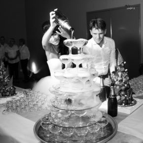 Cascade de champagne lors d'un mariage